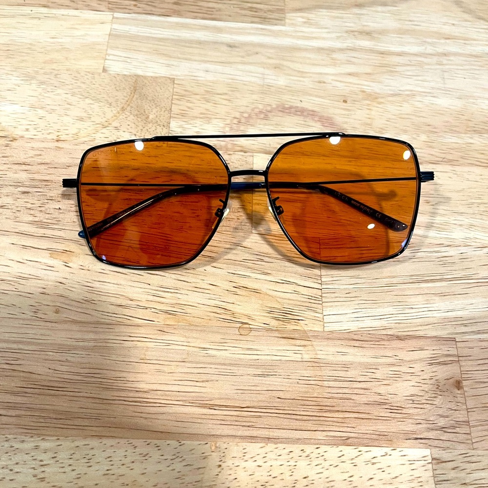 Gucci sunglasses that have never been use!Amazing condition, includes everything